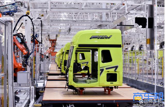 该工厂是目前国内商用车尤其是重卡行业的智能制造标杆工厂,它将汽车